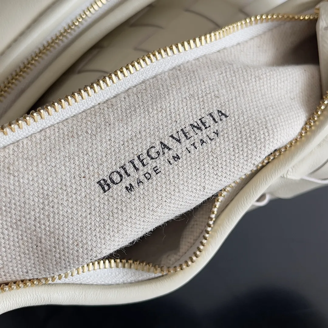 Batch 1720 BOTTEGA VENETA’s new GEMELLI MESSENGER bag Today I want to give you a super invincible and practical crossbody bag, Gemelli·Messenger This bag not only looks simple and elegant, but also has perfect practicality! The light design and lightweight body make it easy to carry whether you are shopping or traveling, making you more mobile! In fact, the shoulder strap is detachable, and you can DIY it by yourself to replace it with a chain or short armpit shoulder strap. Moreover, this shoulder strap will be wider, making it more comfortable to carry on your body! up! up! Style number: 796638 Size: 26*15*8cm